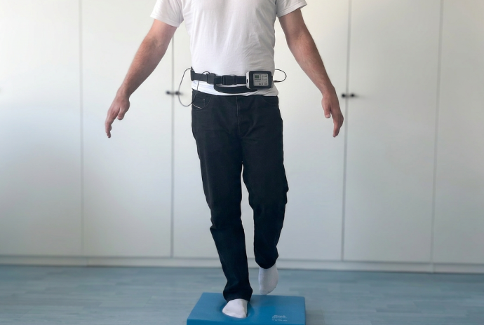 Patient mit VertiGuard-Gürtel beim Balancetraining